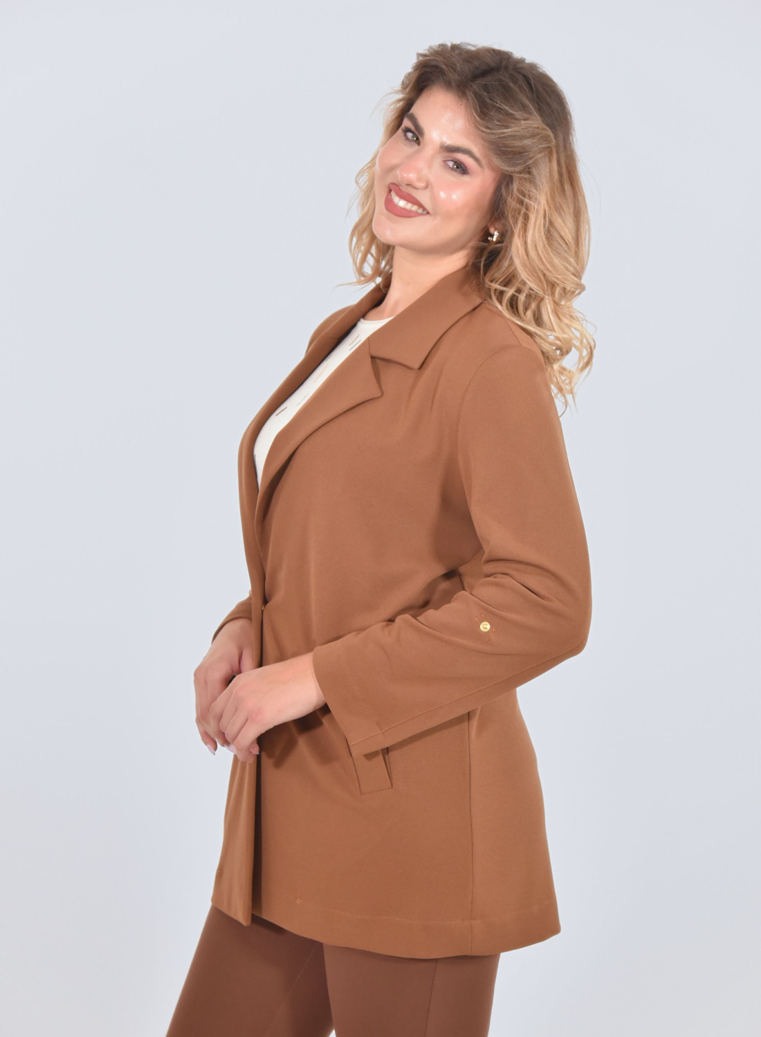 Κομψό ταμπά μακρύ σακάκι με χρυσές λεπτομέρειες