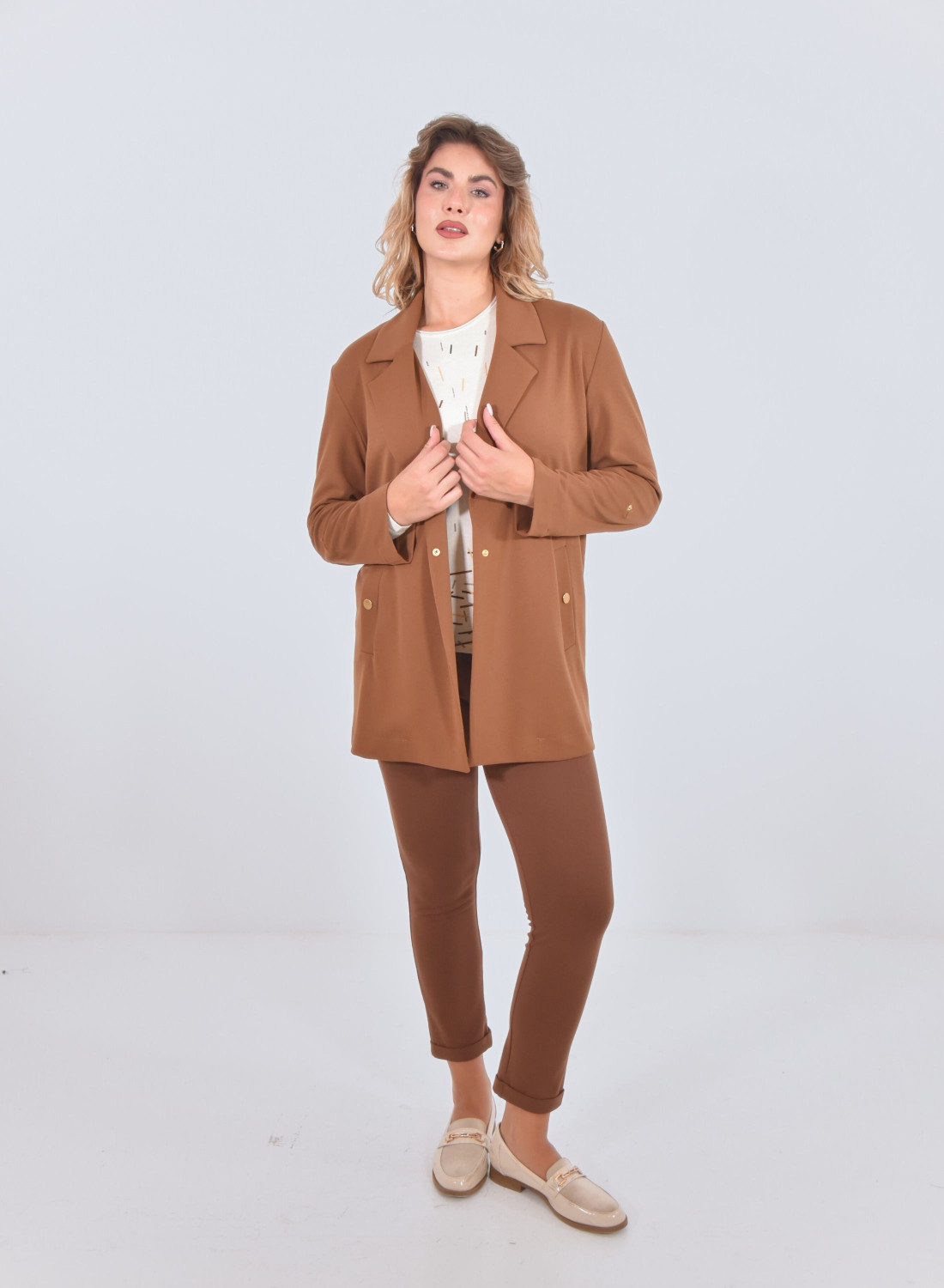 Κομψό ταμπά μακρύ σακάκι με χρυσές λεπτομέρειες