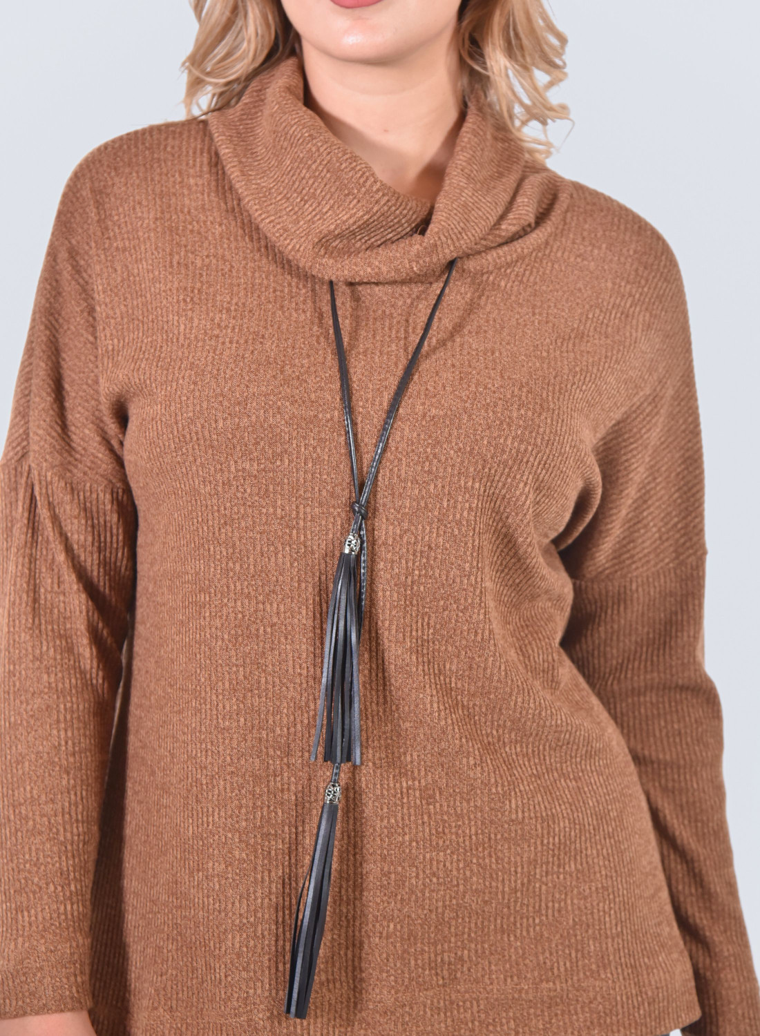 Πλεκτή ταμπά μπλούζα με γιακά και δερμάτινο αξεσουάρ Πλεκτή ταμπά μπλούζα με γιακά και δερμάτινο αξεσουάρ