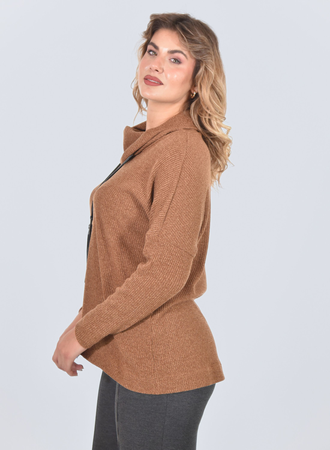 Πλεκτή ταμπά μπλούζα με γιακά και δερμάτινο αξεσουάρ Πλεκτή ταμπά μπλούζα με γιακά και δερμάτινο αξεσουάρ