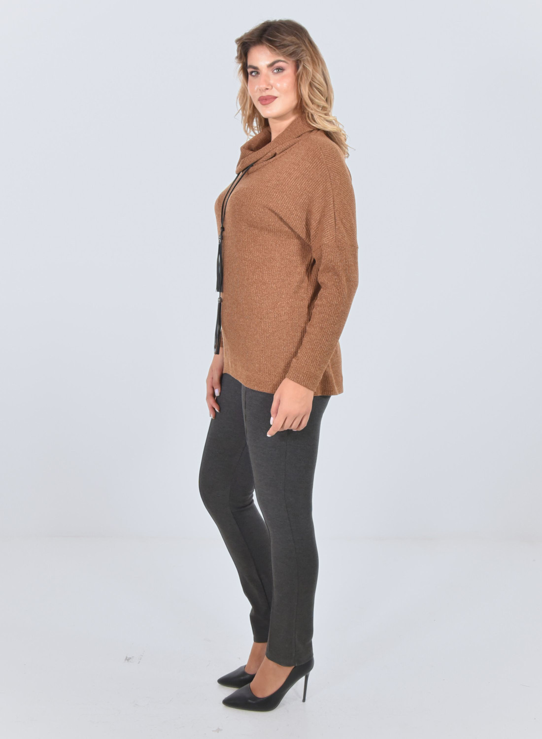 Πλεκτή ταμπά μπλούζα με γιακά και δερμάτινο αξεσουάρ Πλεκτή ταμπά μπλούζα με γιακά και δερμάτινο αξεσουάρ