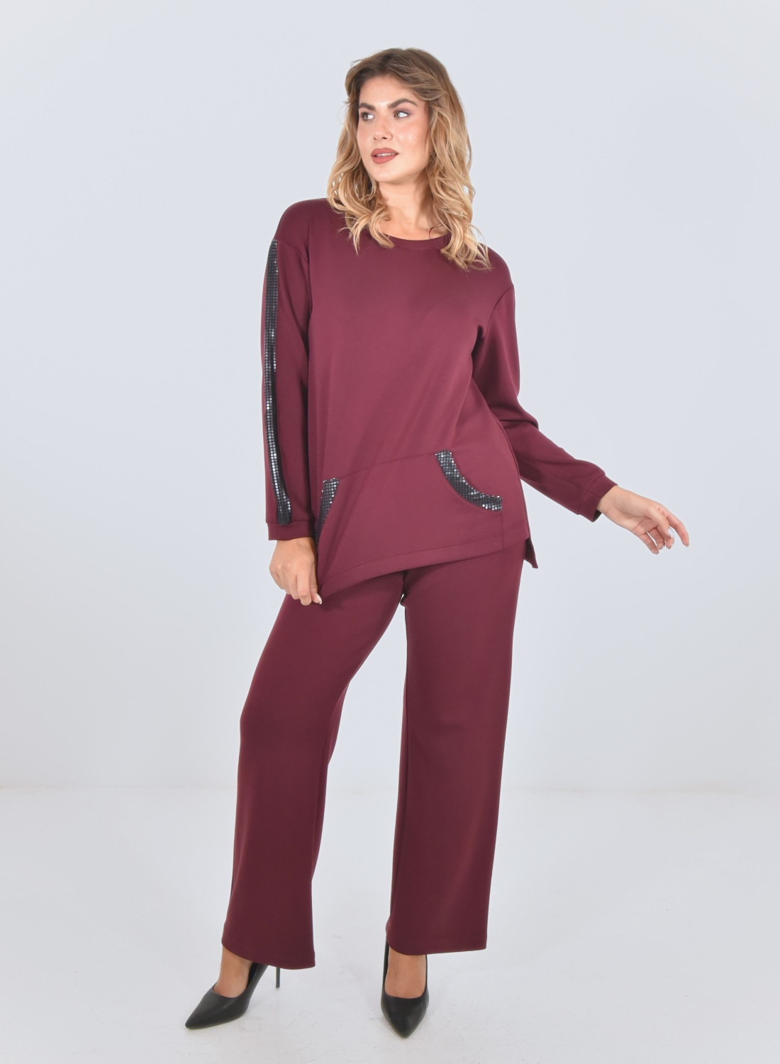 Άνετη βουργουνδί μπλούζα φόρμας με μαύρες λάμψεις