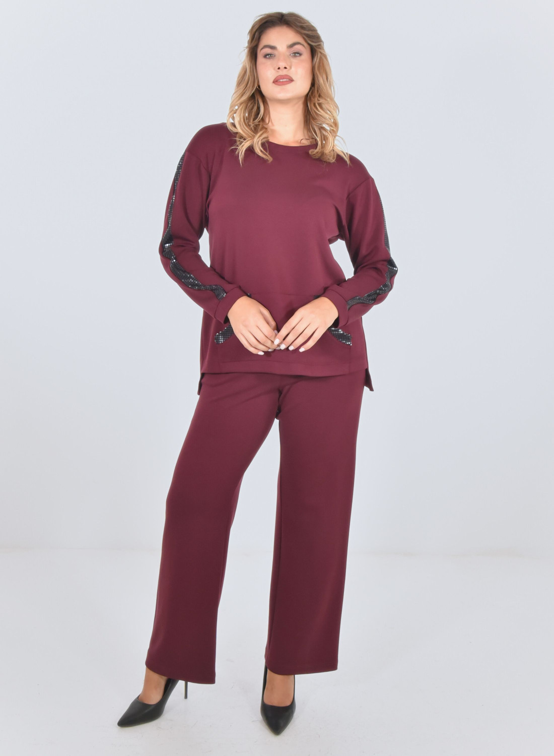 Άνετη βουργουνδί μπλούζα φόρμας με μαύρες λάμψεις