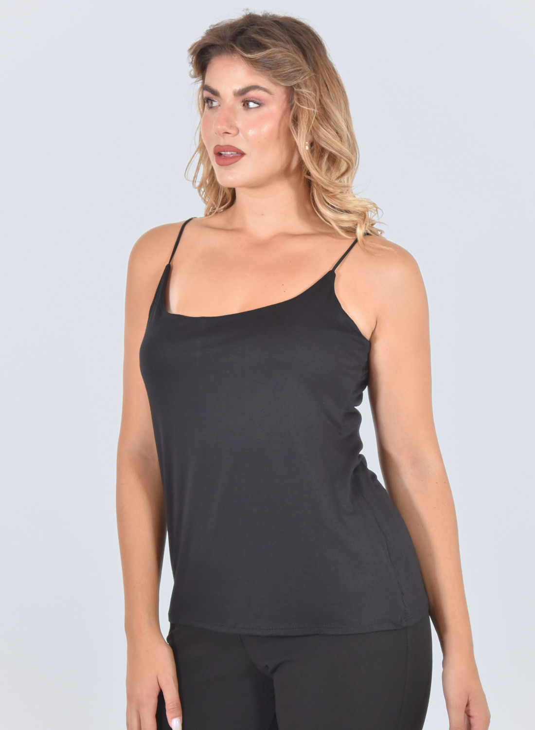 Μαύρο καθημερινό τοπ με τιράντες