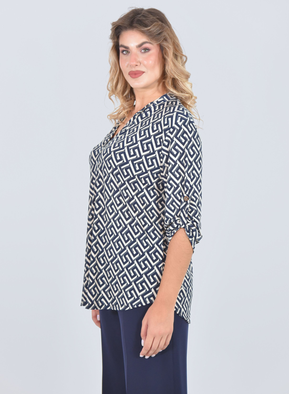 Ανάλαφρη μπλούζα με γεωμετρικό μοτίβο σε μπλε - λευκό χρώμα Ανάλαφρη μπλούζα με γεωμετρικό μοτίβο σε μπλε - λευκό χρώμα