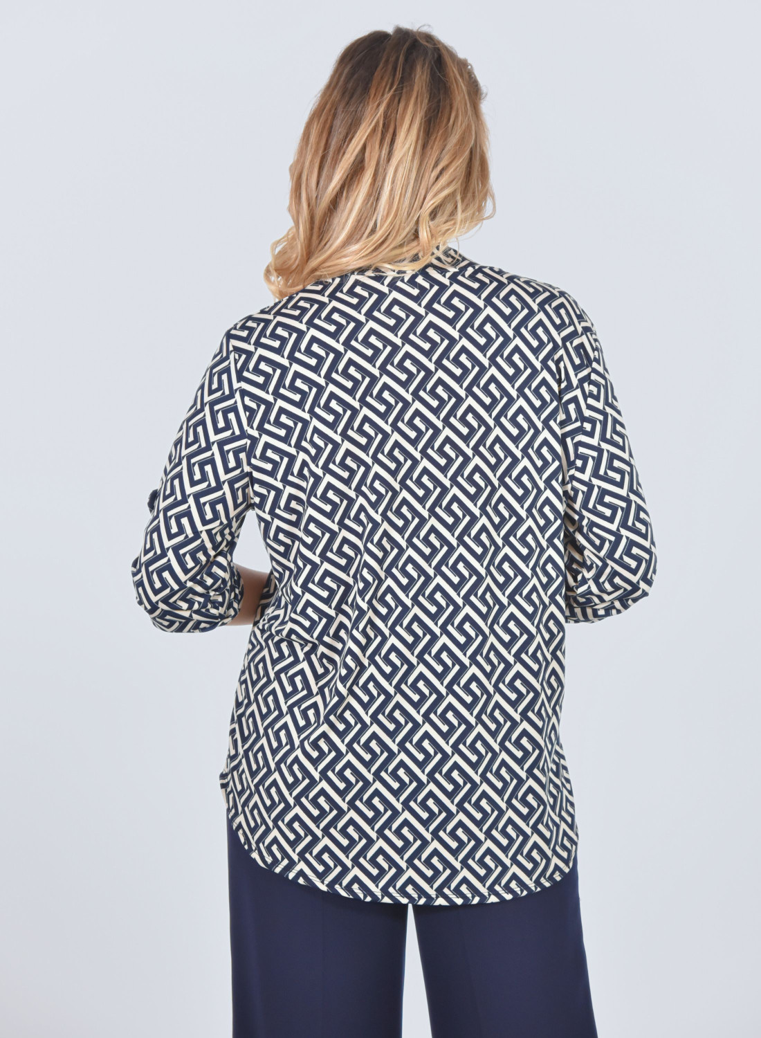 Ανάλαφρη μπλούζα με γεωμετρικό μοτίβο σε μπλε - λευκό χρώμα Ανάλαφρη μπλούζα με γεωμετρικό μοτίβο σε μπλε - λευκό χρώμα