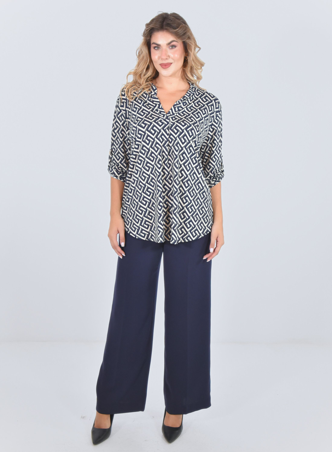 Ανάλαφρη μπλούζα με γεωμετρικό μοτίβο σε μπλε - λευκό χρώμα Ανάλαφρη μπλούζα με γεωμετρικό μοτίβο σε μπλε - λευκό χρώμα