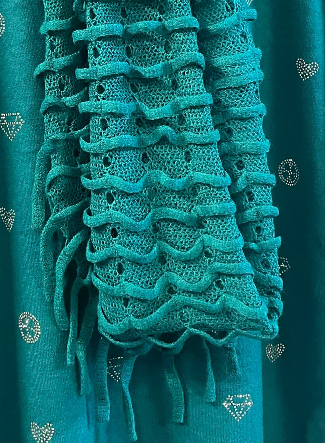 Πετρόλ πλεκτή μπλούζα με διακοσμητικά στρας και κασκόλ