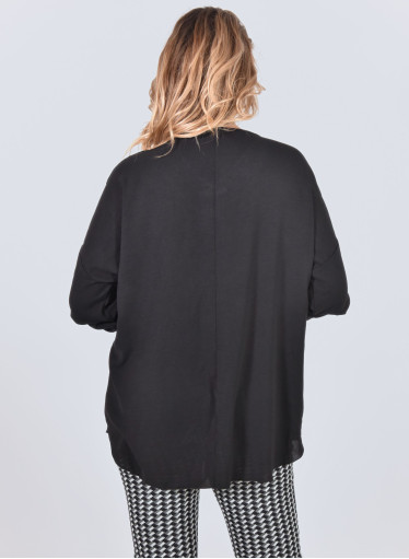 Φαρδιά μαύρη μπλούζα με χρυσή λεπτομέρεια