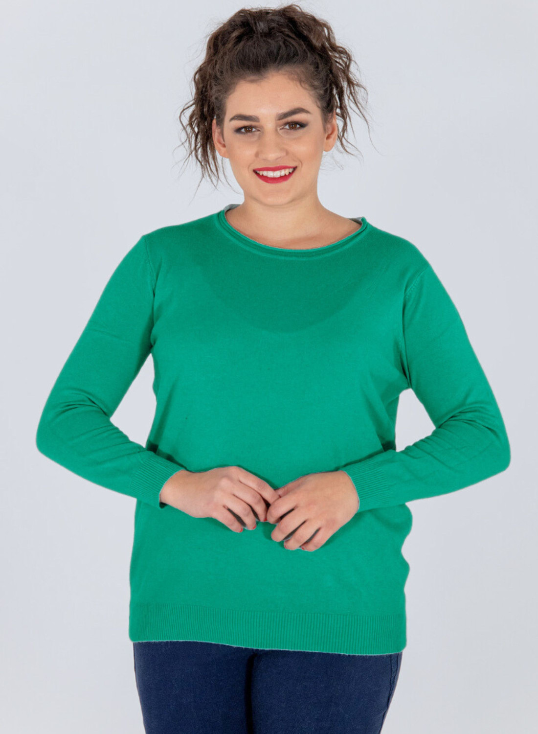 Απαλό πλεκτό πράσινο πουλόβερ με στρογγυλή λαιμόκοψη