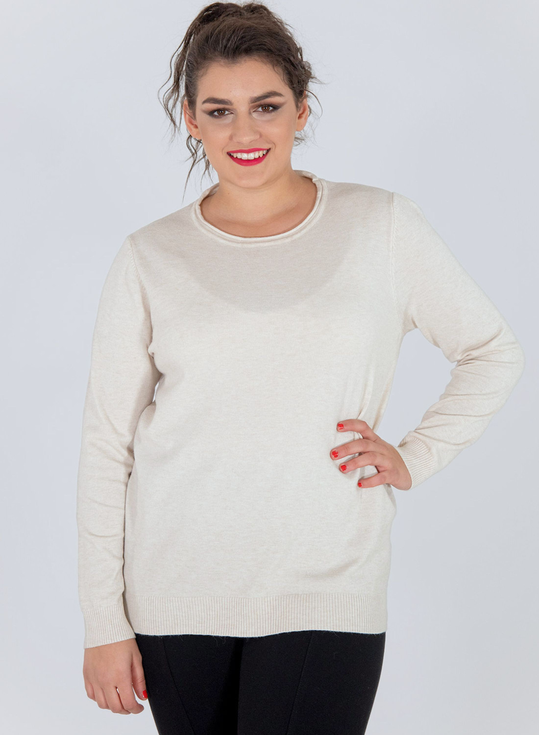 Απαλό πλεκτό εκρού πουλόβερ με στρογγυλή λαιμόκοψη