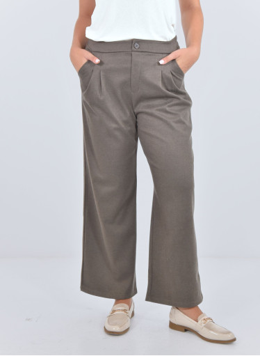 Απαλό καφέ ψηλόμεσο παντελόνι με πιέτες και άνετη εφαρμογή Απαλό καφέ ψηλόμεσο παντελόνι με πιέτες και άνετη εφαρμογή