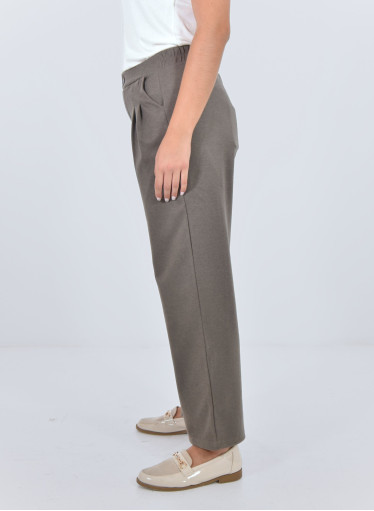 Απαλό καφέ ψηλόμεσο παντελόνι με πιέτες και άνετη εφαρμογή Απαλό καφέ ψηλόμεσο παντελόνι με πιέτες και άνετη εφαρμογή