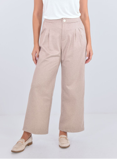 Απαλό μπεζ ψηλόμεσο παντελόνι με πιέτες και άνετη εφαρμογή Απαλό μπεζ ψηλόμεσο παντελόνι με πιέτες και άνετη εφαρμογή