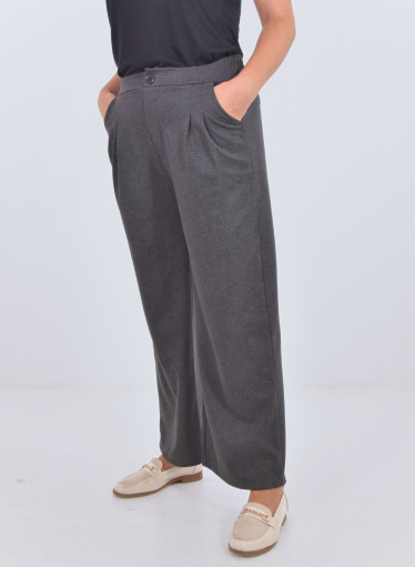 Απαλό γκρι ψηλόμεσο παντελόνι με πιέτες και άνετη εφαρμογή Απαλό γκρι ψηλόμεσο παντελόνι με πιέτες και άνετη εφαρμογή