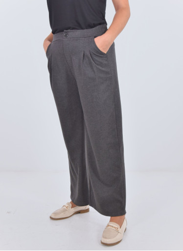 Απαλό γκρι ψηλόμεσο παντελόνι με πιέτες και άνετη εφαρμογή Απαλό γκρι ψηλόμεσο παντελόνι με πιέτες και άνετη εφαρμογή