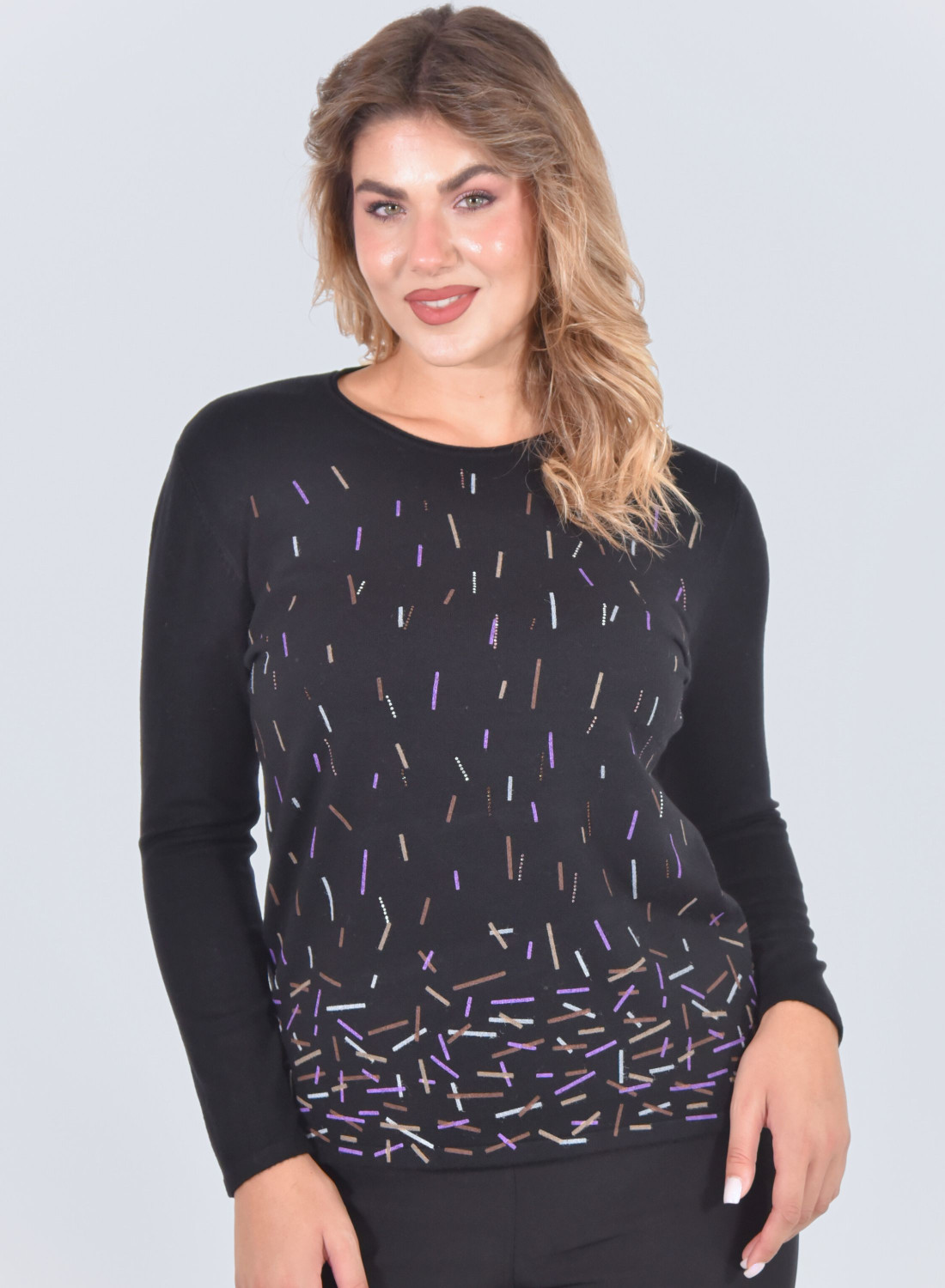 Άνετη μαύρη μπλούζα με ανάγλυφα διακριτικά σχέδια