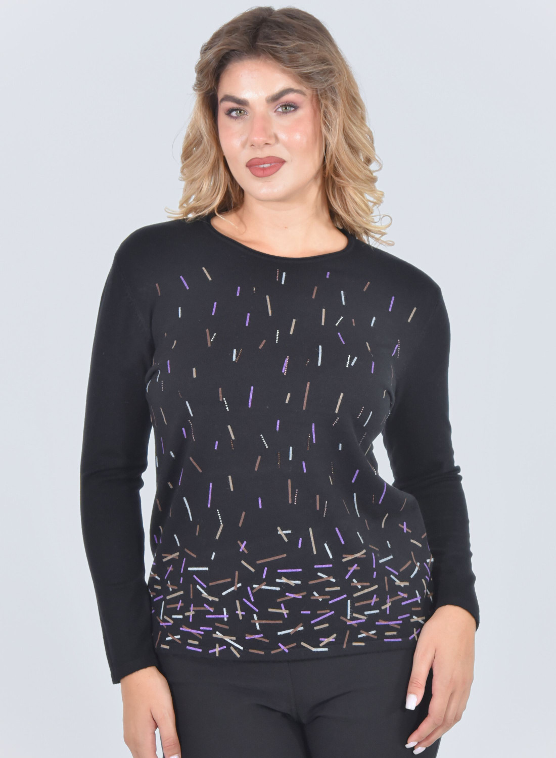 Άνετη μαύρη μπλούζα με ανάγλυφα διακριτικά σχέδια