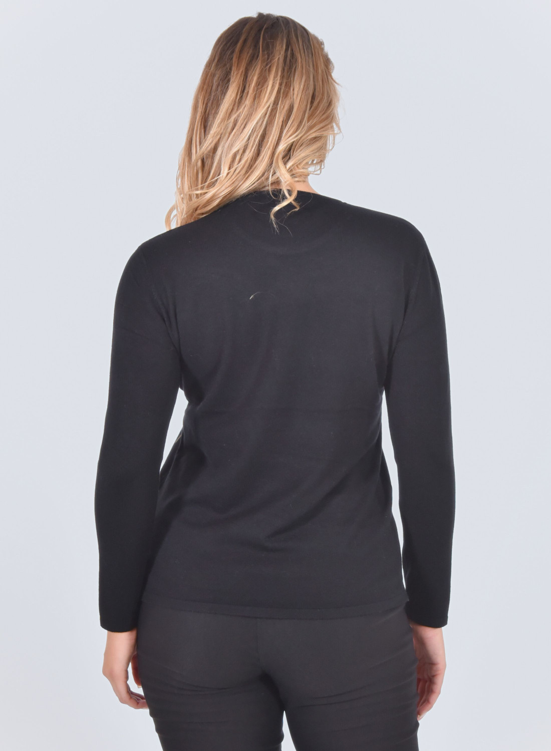 Άνετη μαύρη μπλούζα με ανάγλυφα διακριτικά σχέδια