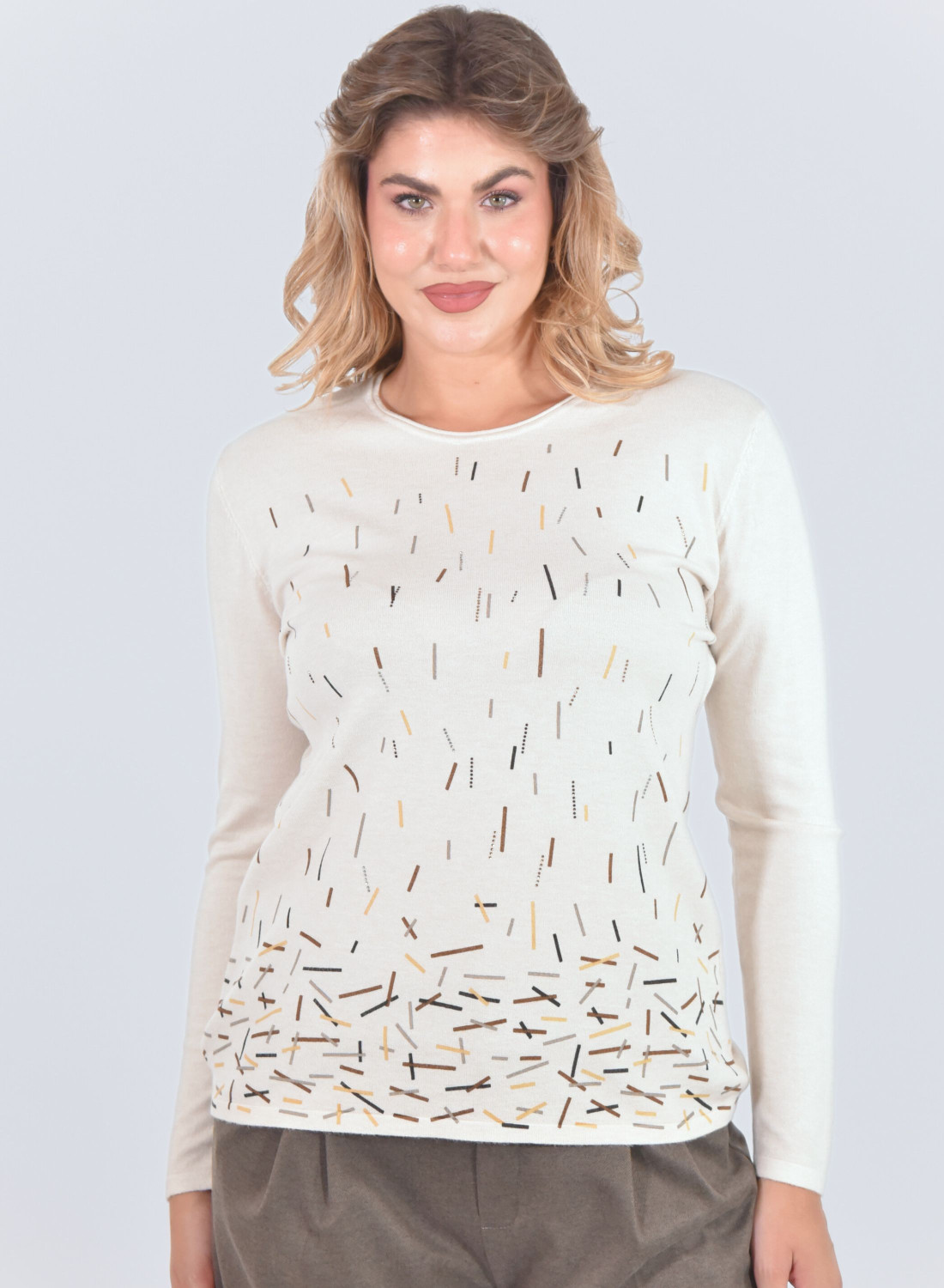 Άνετη εκρού μπλούζα με ανάγλυφα διακριτικά σχέδια