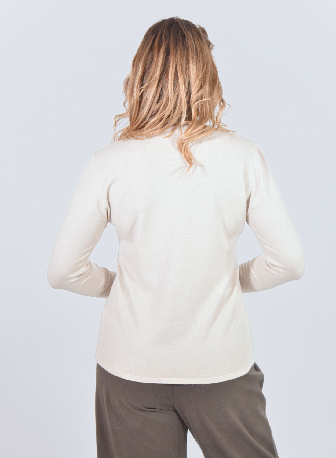 Άνετη εκρού μπλούζα με ανάγλυφα διακριτικά σχέδια