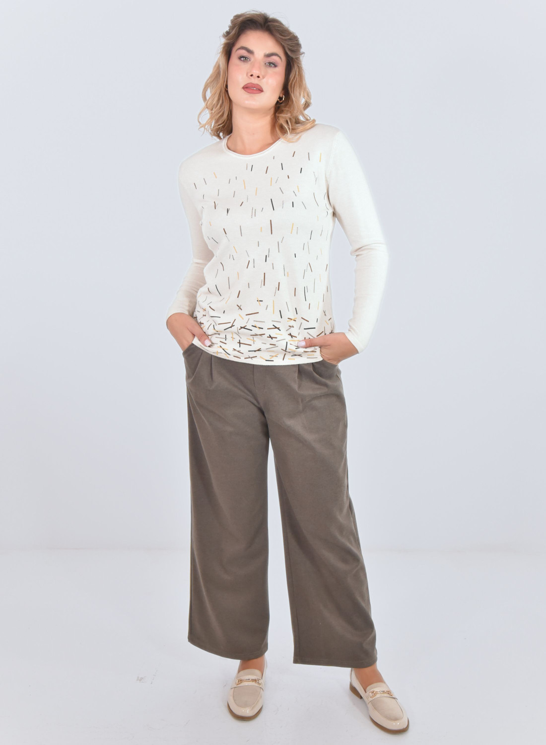 Άνετη εκρού μπλούζα με ανάγλυφα διακριτικά σχέδια