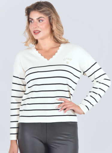 Άνετη λευκή πλεκτή μπλούζα με ριγέ σχέδιο