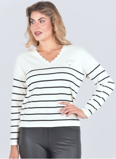 Άνετη λευκή πλεκτή μπλούζα με ριγέ σχέδιο