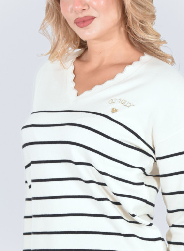 Άνετη λευκή πλεκτή μπλούζα με ριγέ σχέδιο