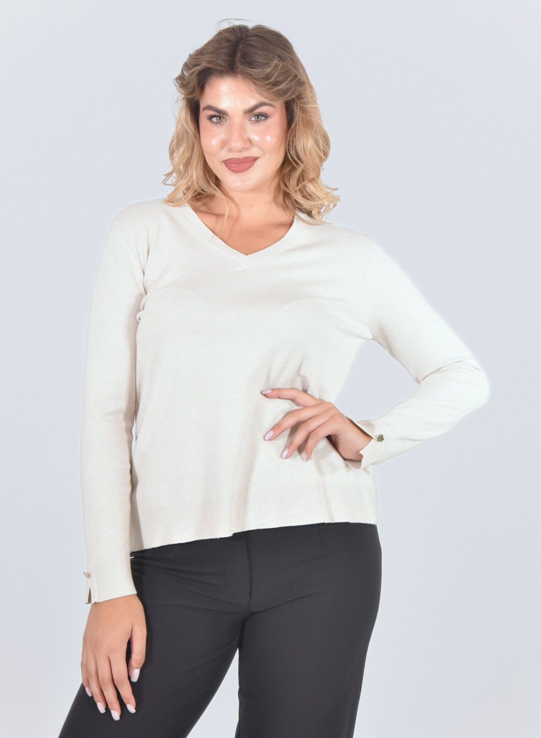 Πλεκτή ελαφριά εκρού μπλούζα με χρυσά διακοσμητικά κουμπάκια