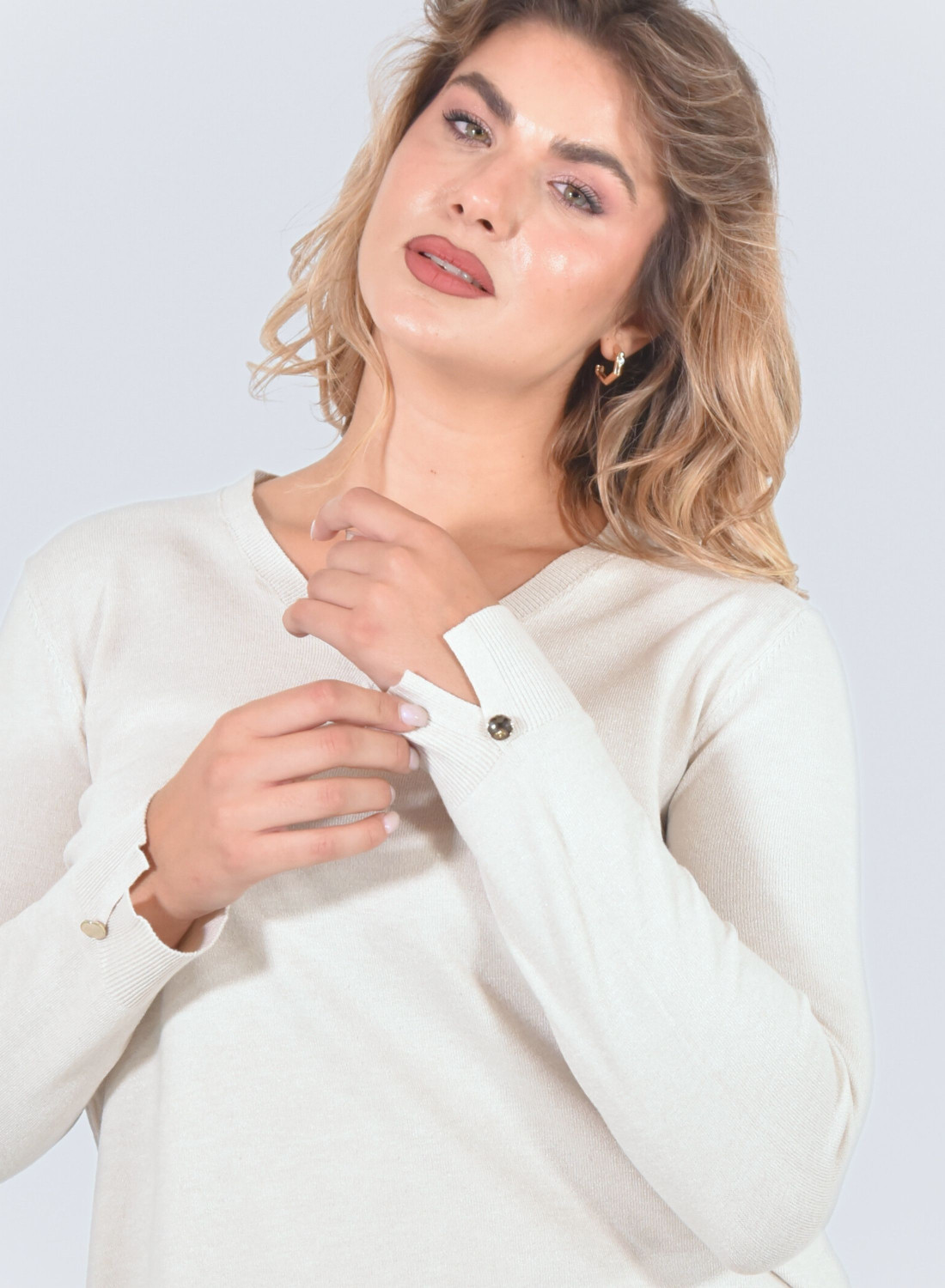 Πλεκτή ελαφριά εκρού μπλούζα με χρυσά διακοσμητικά κουμπάκια