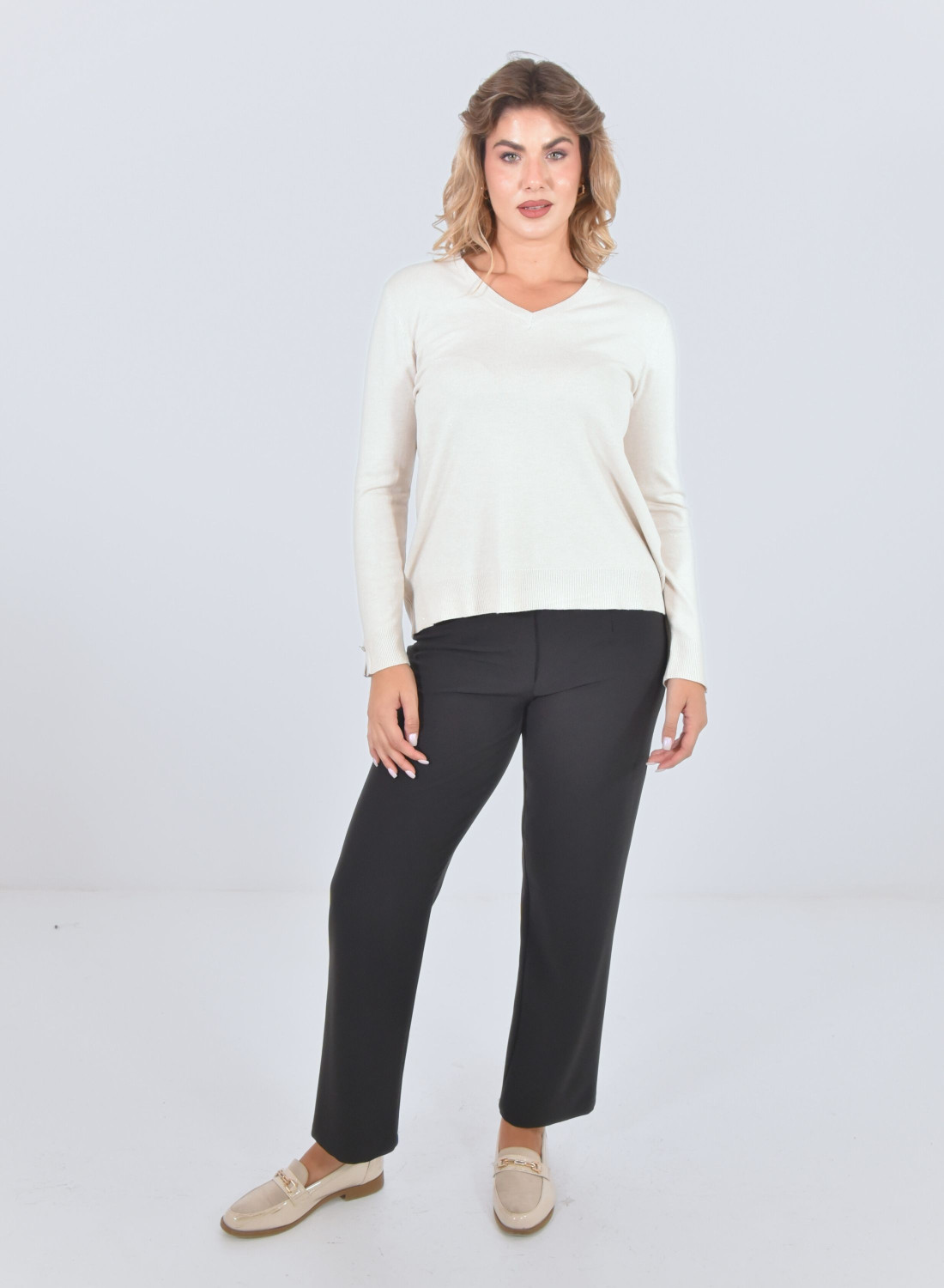 Πλεκτή ελαφριά εκρού μπλούζα με χρυσά διακοσμητικά κουμπάκια