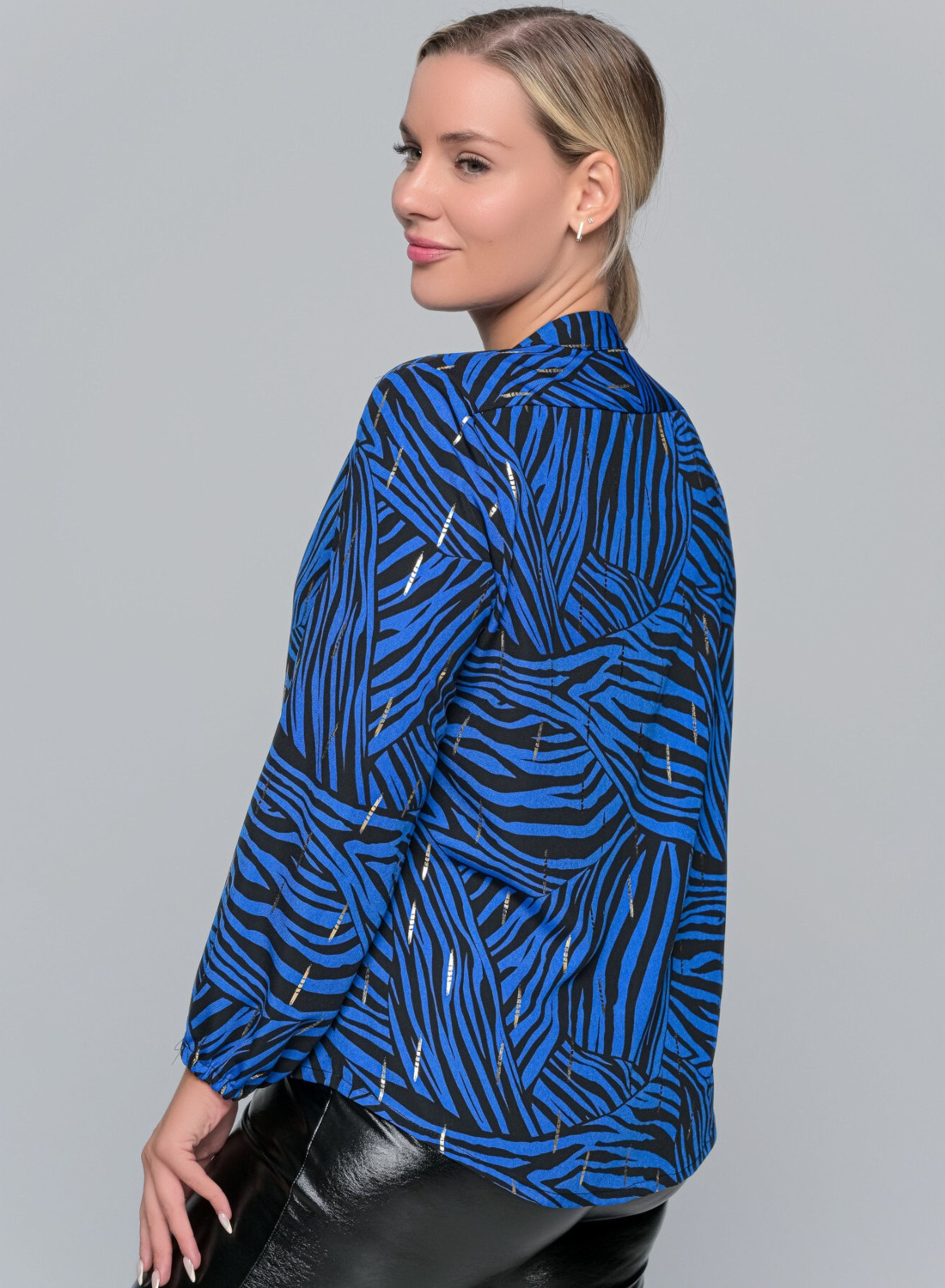 Μπλε εμπριμέ πουκαμίσα με χρυσές λάμψεις και φιόγκο