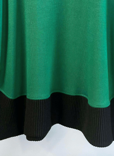 Πράσινη πλεκτή μπλούζα με μαύρες λεπτομέρειες & στάμπα BEYOND