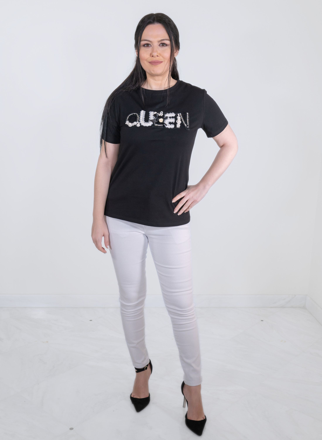 Μαύρο βαμβακερό t-shirt με "QUEEN" κεντητή στάμπα Μαύρο βαμβακερό t-shirt με "QUEEN" κεντητή στάμπα