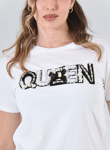 Λευκό βαμβακερό t-shirt με "QUEEN" κεντητή στάμπα Λευκό βαμβακερό t-shirt με "QUEEN" κεντητή στάμπα