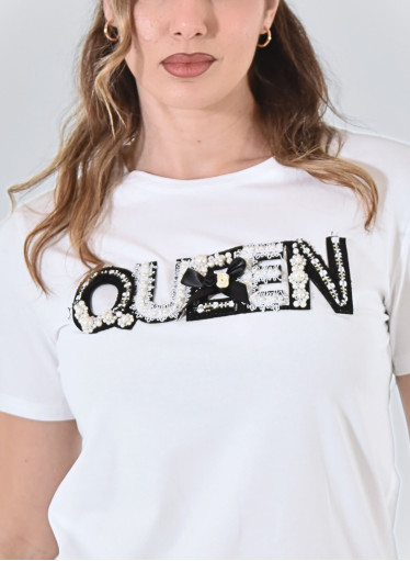 Λευκό βαμβακερό t-shirt με "QUEEN" κεντητή στάμπα Λευκό βαμβακερό t-shirt με "QUEEN" κεντητή στάμπα