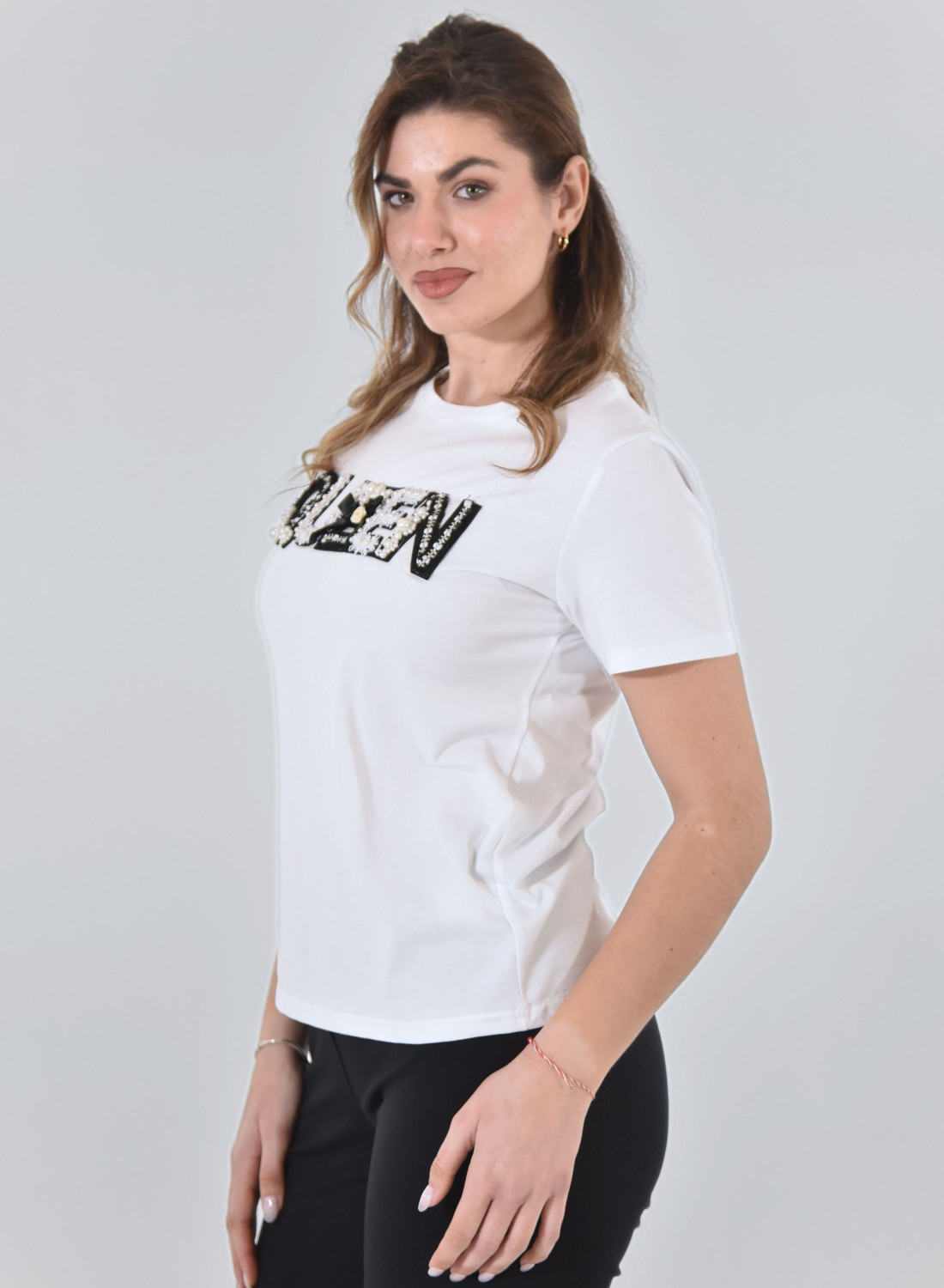 Λευκό βαμβακερό t-shirt με "QUEEN" κεντητή στάμπα Λευκό βαμβακερό t-shirt με "QUEEN" κεντητή στάμπα
