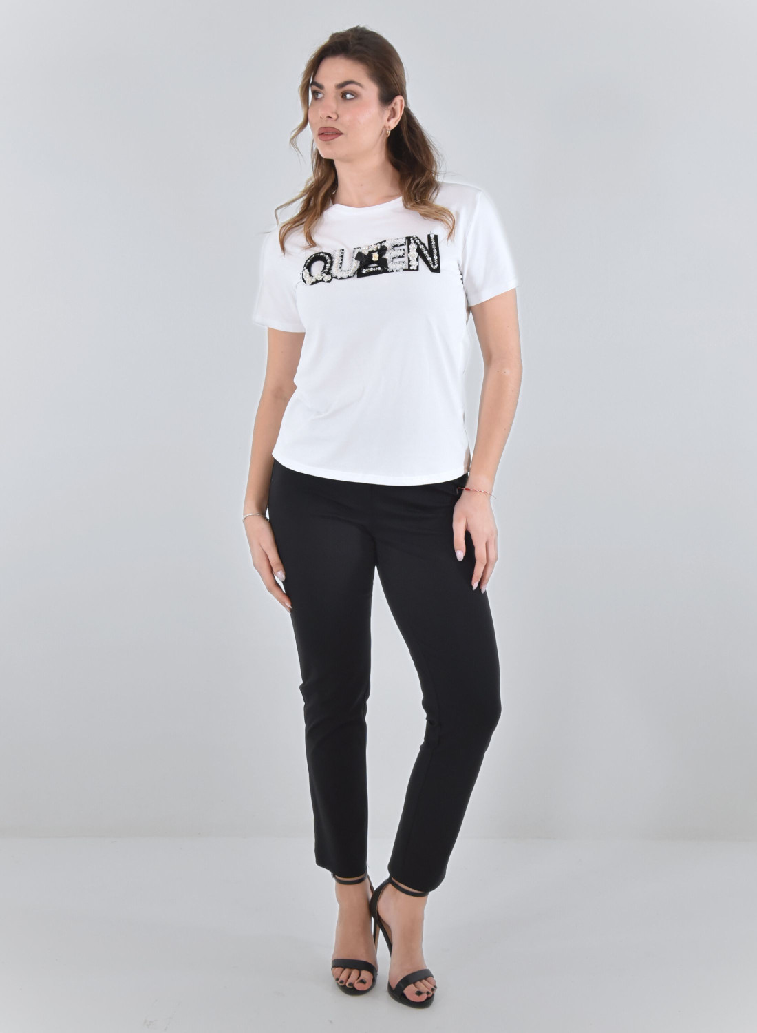Λευκό βαμβακερό t-shirt με "QUEEN" κεντητή στάμπα Λευκό βαμβακερό t-shirt με "QUEEN" κεντητή στάμπα