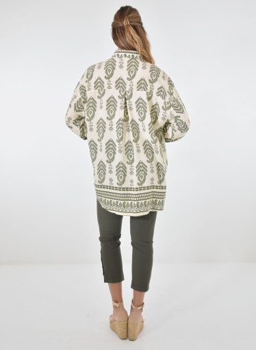 Δροσερή εμπριμέ λαδί πουκαμίσα