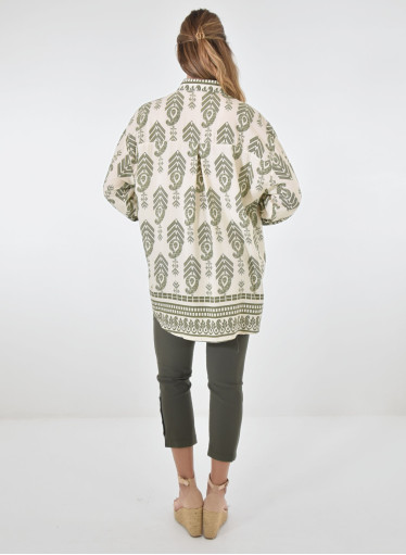 Δροσερή εμπριμέ λαδί πουκαμίσα