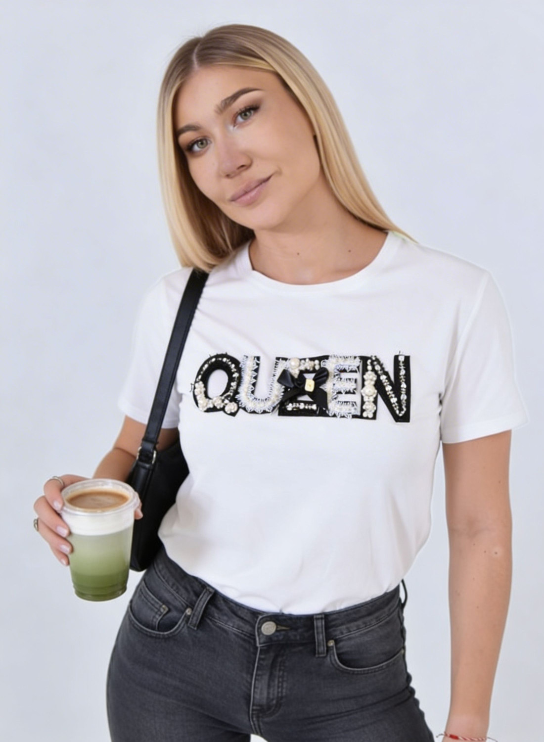 Λευκό βαμβακερό t-shirt με "QUEEN" κεντητή στάμπα
