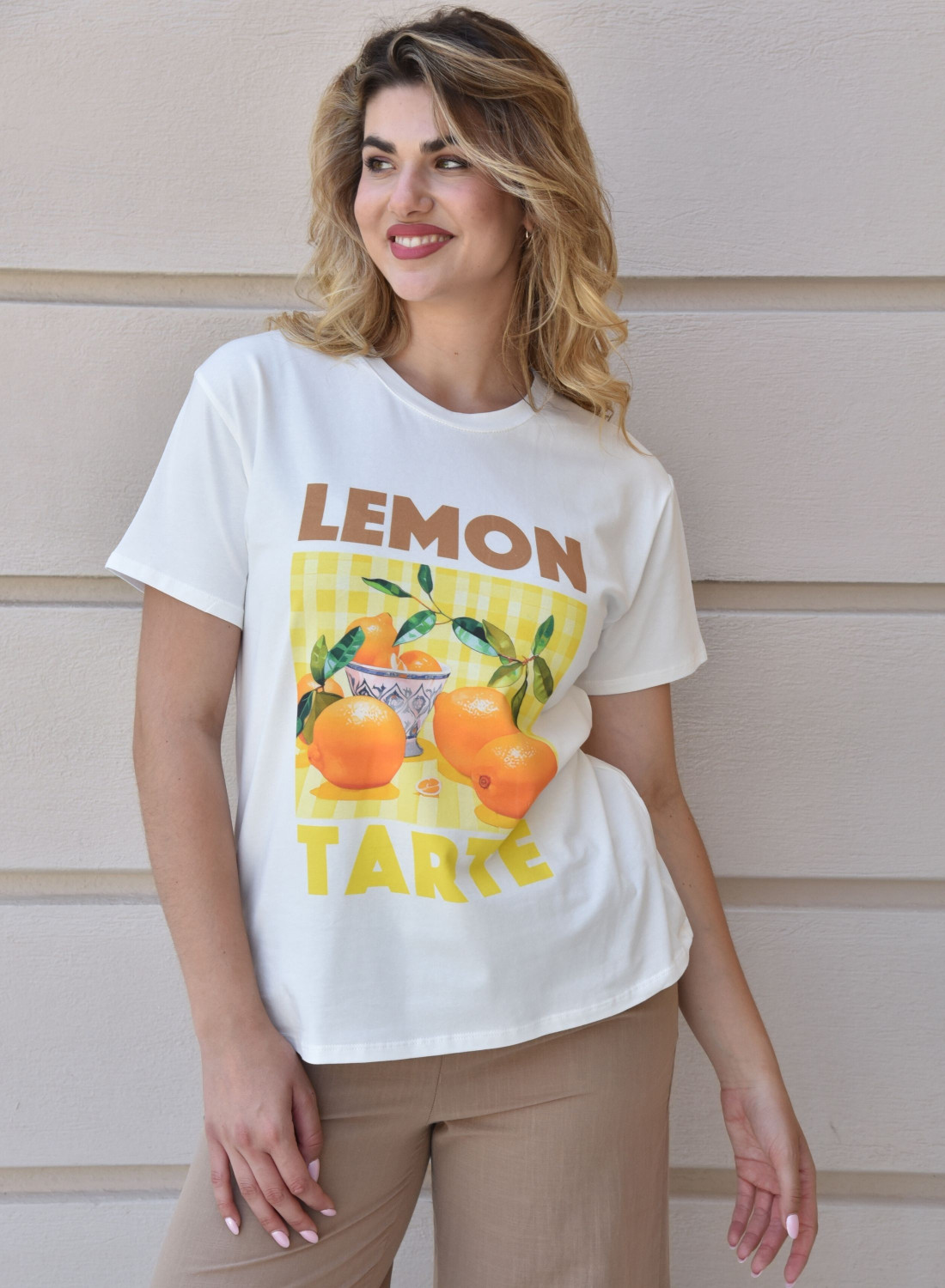 Λευκό βαμβακερό t-shirt με μοδάτη στάμπα Λευκό βαμβακερό t-shirt με μοδάτη στάμπα