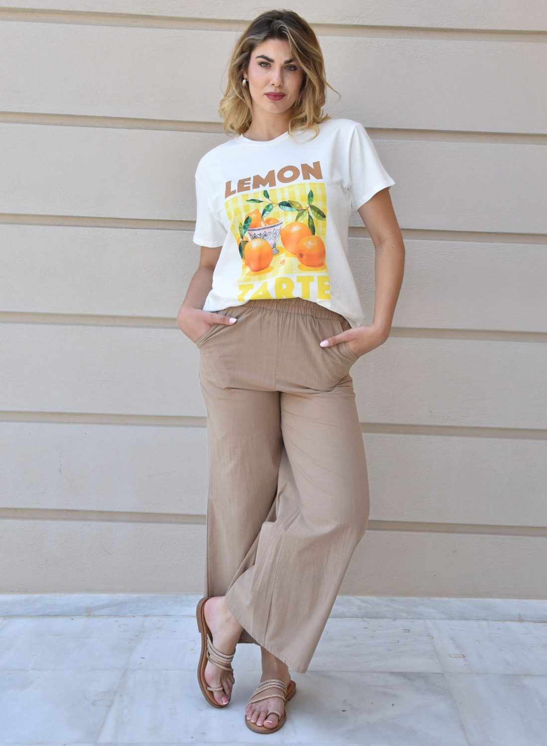 Λευκό βαμβακερό t-shirt με μοδάτη στάμπα Λευκό βαμβακερό t-shirt με μοδάτη στάμπα