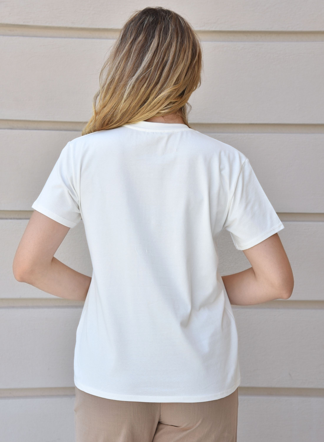 Λευκό βαμβακερό t-shirt με μοδάτη στάμπα Λευκό βαμβακερό t-shirt με μοδάτη στάμπα