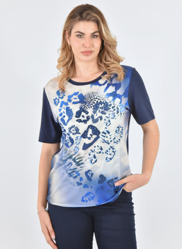 Μοντέρνα μπλε μπλούζα με εμπριμέ μοτίβα Μοντέρνα μπλε μπλούζα με εμπριμέ μοτίβα