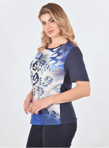Μοντέρνα μπλε μπλούζα με εμπριμέ μοτίβα