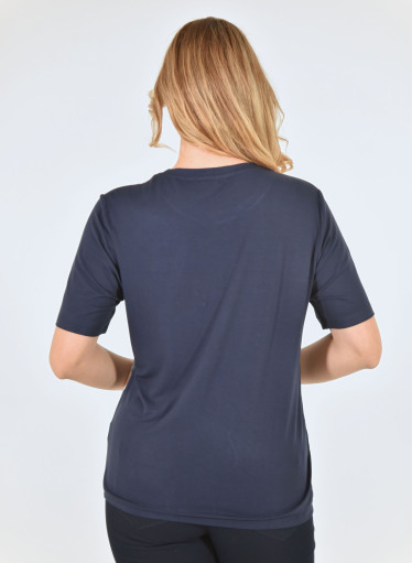 Μοντέρνα μπλε μπλούζα με εμπριμέ μοτίβα Μοντέρνα μπλε μπλούζα με εμπριμέ μοτίβα