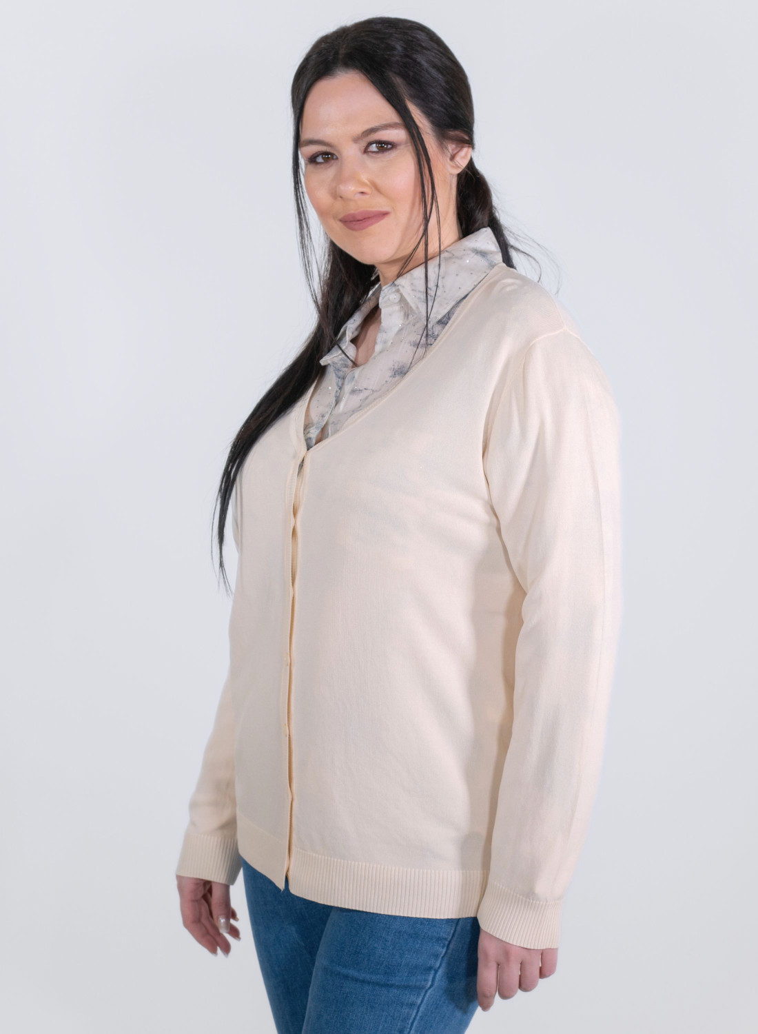 Μονόχρωμη εκρού ζακέτα με κουμπιά