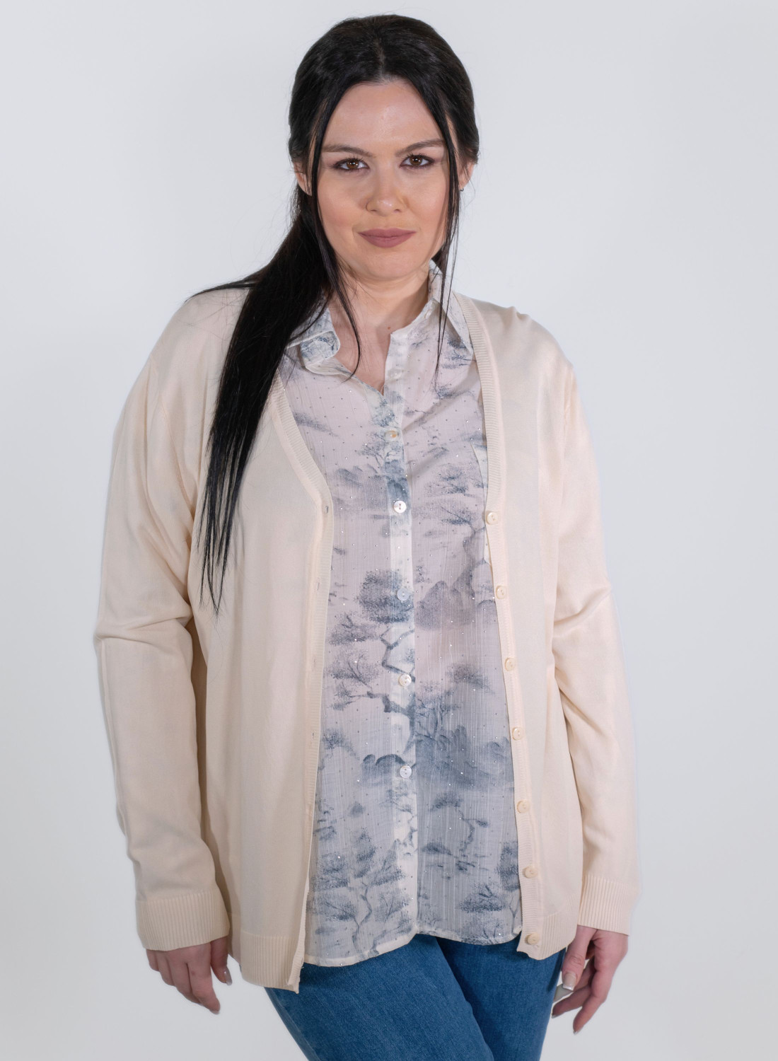 Μονόχρωμη εκρού ζακέτα με κουμπιά